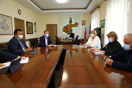 Совещание с руководителями фракций провел председатель Заксобрания